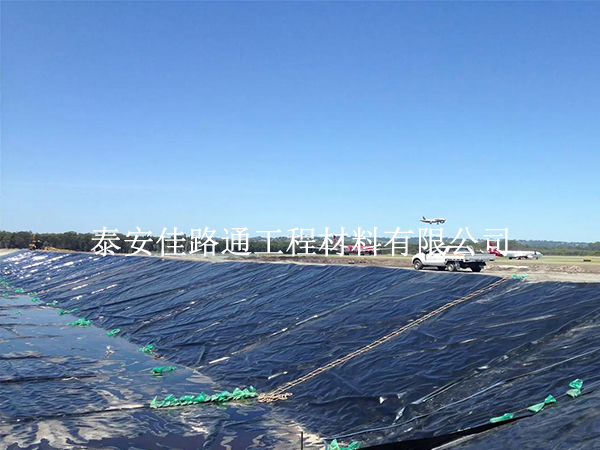 水產(chǎn)養(yǎng)殖防滲膜鋪設(shè)穩(wěn)不穩(wěn)？6 個(gè)硬核技巧保工程不 “翻車(chē)”