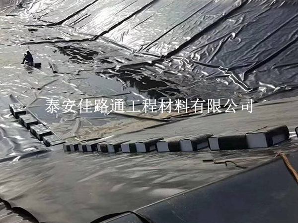 養(yǎng)殖防滲膜總在邊角漏？這些鋪設(shè)技巧要掌握