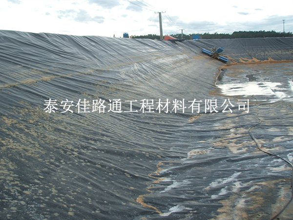 養(yǎng)殖防滲膜用得久？鋪設(shè)維護(hù)技巧請收好