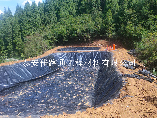魚塘防滲膜穩(wěn)得??？施工固定與保護(hù)技巧全解析