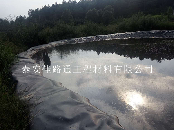 低溫來襲，魚塘防滲膜咋防裂？這些技巧很實(shí)用
