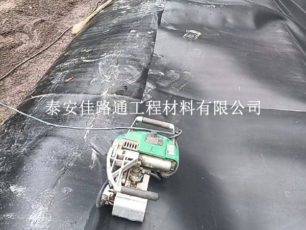 人工湖防滲膜邊坡鋪設防滑要點，筑牢邊坡穩(wěn)定防線